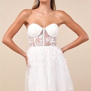 Elegant White Strapless Dress